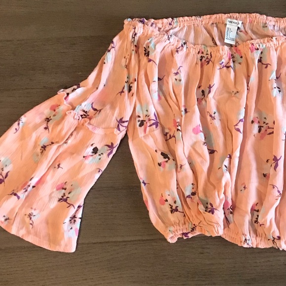 3/$25 ———  
Like New Off The Shoulder Crop Top - Picture 2 of 4